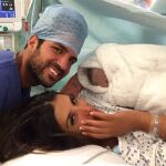 Cesc Fábregas y Daniella Semaan dan la bienvenida a su pequeña Capri