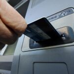 Economía ultima una ley para acabar con la guerra de las comisiones en los cajeros