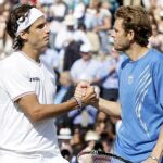 El tenista español Feliciano López felicita al estadounidense Mardy Fish