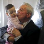 Vargas Llosa con su nieta Anais en el avión de viaje a Estocolmo