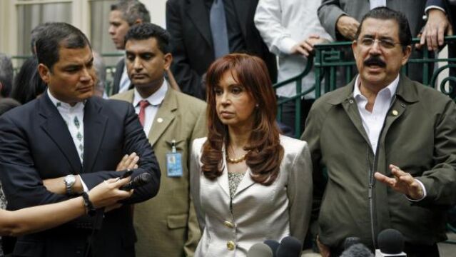 Zelaya viaja sólo con DEscoto tras la «espantada» de los Jefes de Estado