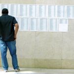Un opositor consulta las listas con las notas del examen