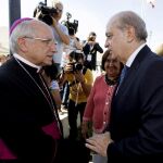 El ministro del Interior, Jorge Fernández Díaz, inaugura junto al obispo de Ávila, Jesús García Burillo,d., el Congreso Interuniversitario "Santa Teresa de Jesús. Maestra de vida"