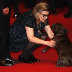 La actriz Carrie Fisher jugando con su perro en la 69 edición del Festival de de Cannes