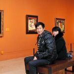 Paredes salmón: Dos visitantes, ayer, en una de las tres salas de la muestra, en el Museo Nacional de Arte de China