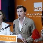 La portavoz de Derecho a Vivir, Gádor Joya (d); el presidente de HazteOir, Ignacio Arsuaga, y la delegada de DAV Segovia, Teresa Fernández de Córdoba