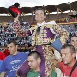 El diestro Antonio Ferrera, que cortó dos orejas, sale a hombros por la puerta grande durante la sexta corrida de la Feria de Burgos