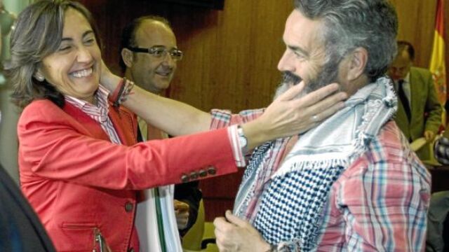 Rosa Aguilar se despidió ayer de compañeros como Sánchez Gordillo, con el que compartió partido político