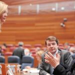 Pilar del Olmo dialoga con Herrera en presencia de Fernández Mañueco, ayer en las Cortes