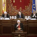 El presidente de la Cámara Alta, Pío García-Escudero (c), y los ministros de Exteriores, José Manuel García Margallo (i), y Educación, Íñigo Méndez de Vigo (d) en el Senado