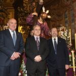 El presidente de la Diputación de Valladolid, Jesús Julio Carnero; el presidente de la Cofradía, Tomás Ángel Santos Cano; y el artista Félix Arranz Pinto, en la glosa al «Paño de la Verónica»