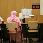 Una mujer musulmana aguarda para hacer gestiones en las instalaciones del Ayuntamiento de El Vendrell Tarragona), donde el pleno aprobó en 2010 la prohibición de usar burka y niqab.