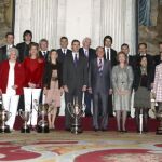 Los Reyes, acompañados por los Príncipes de Asturias, las infantas Elena y Cristina, la ministra de Educación, Mercedes Cabrera, el secretario de Estado para el Deporte, Jaime Lissavetzky, y la infanta Pilar, posan con los galardonados