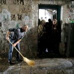 Un hombre limpia sangre en el lugar del suceso tras un ataque en el que se vio implicada una mujer palestina y un israelí en el casco viejo de Jerusalén