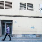 Casa Caridad y el Banco de Alimentos comparten acera en la calle Santa Cruz de Tenerife de Valencia
