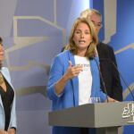 La presidenta del PP de Euskadi, Arantza Quiroga, junto a la secretaria general del PP vasco, Nera Llanos (i), durante la rueda de prensa que ofreció ayer