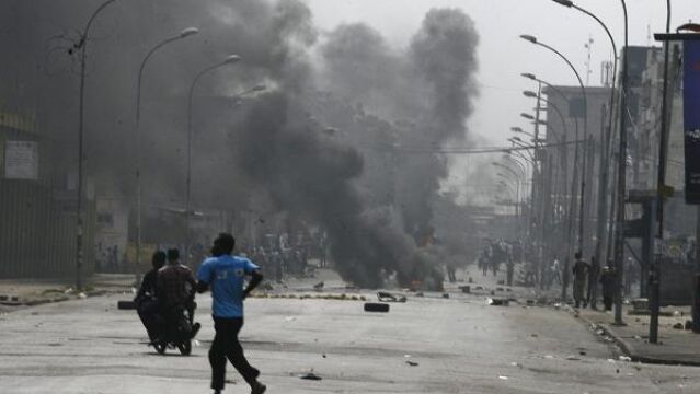 Manifestantes partidarios de Alassane Ouattara levantan barricadas durante las protestas callejeras registradas en Abiyán, en Costa de Marfil,