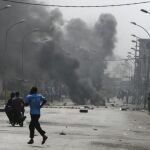 Manifestantes partidarios de Alassane Ouattara levantan barricadas durante las protestas callejeras registradas en Abiyán, en Costa de Marfil,