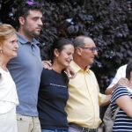 De izda. a dcha., la madre de Laura; Antonio y su pareja Sonia, hermana de la joven, junto a otros familiares