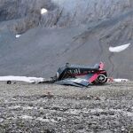 El personas de emergencias junto al avión accidentado