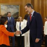 La nueva ministra de Defensa del Gobierno de Pedro Sánchez, Margarita Robles, saluda al rey Felipe VI, tras prometer su cargo.
