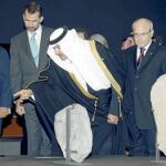 El príncipe de Arabia Saudí, Bi Salman bin Abdulaziz muestra Don Felipe y al presidente de la Generalitat, José Montilla, los hallazgos arqueológicos de la exposición.