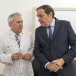 El consejero de Sanidad, Antonio María Sáez Aguado, visita el Centro de Intervención Comunitaria para tratar la Salud Mental del Hospital Universitario Río Hortega de Valladolid -que ya cuenta con alianzas en esta materia- junto al gerente del centro, Alfonso Montero