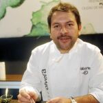 El mexicano Enrique Olvera prepara aguachile de almejas