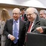 El ministro de Hacienda, Cristóbal Montoro, y el conseller de Economía, Andreu Mas–Colell