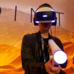 Uno de los asistentes a la feria E3 probando un juego de realidad virtual