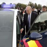 Fernández Díaz, acompañado por el director general de la Policía, Ignacio Cosidó, hoy durante la presentación de los nuevos vehículos de la Policía Nacional.