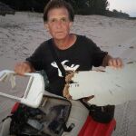 Blaine Gibson con nuevos restos que podrían pertenecer al avión del vuelo MH370 de Malaysia Airlines desaparecido, en la isla de Nosy Boraha (Madagascar)