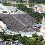 Cientos de miles de personas participaron en la misa con el Papa ayer por la mañana en el santuario mariano