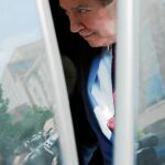 Manafort a la salida de un juzgado