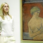 Alejandra Torres, nieta del artista, ayer ante una de las obras de su abuelo, «Desnudo de mujer con frontón»