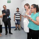 La consejera de Familia, Alicia García, junto a Carlos Raúl de Pablos escuchan a miebros de la Fundación San Cebrián