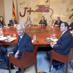 El presidente de la Generalitat, Artur Mas, y los nuevos consellers, ayer durante la primera reunión del ejecutivo catalán