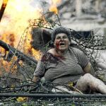 Una mujer grita después de que un avión de guerra ruso lanzase una bomba contra un bloque de apartamentos, matando al menos a cinco personas, el 9 de agosto de 2008