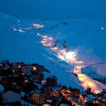 Sierra Nevada con la pista de El Río iluminada