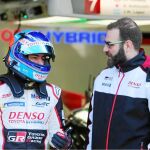 Alonso, junto al ingeniero Alfonso Calabia, responsable de control de sistemas