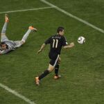 Klose, en uno de los dos goles anotados a Argentina