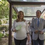 La presidenta de la Junta de Andalucía, Susana Díaz, y el alcalde de Sevilla, Juan Espadas, durante un recorrido por los Jardines de la Casa Rosa de Sevilla.