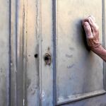 Una pensionista llama a la puerta de una sucursal del Banco Nacional de Atenas