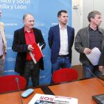 Los secretarios autonómicos de UGT y CCOO, Faustino Temprano y Ángel Hernández; el portavoz del Grupo Parlamentario Socialista, Luis Tudanca; y el coordinador regional, José María González firman el manifiesto