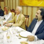 José Manuel Zapata (dcha.) junto a Albert Boadella, Monty Parera y Eduardo Escalada, al fondo