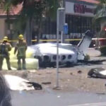 Bomberos y ambulancias han acudido al centro comercial Costa Mesa, después de que la aeronave se precipitara en el parking del edificio / Twitter