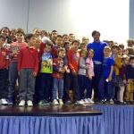 El rejoneador Andrés Romero junto a los niños de su pueblo, Escacena del Campo