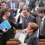 Sánchez-Camacho saluda a Mas ante Pujol, tras la primera votación