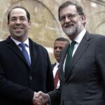 El presidente del Gobierno español, Mariano Rajoy, y su homólogo tunecino , Yusef Chahed , iz., tras la llegada del mandatario español a Túnez
