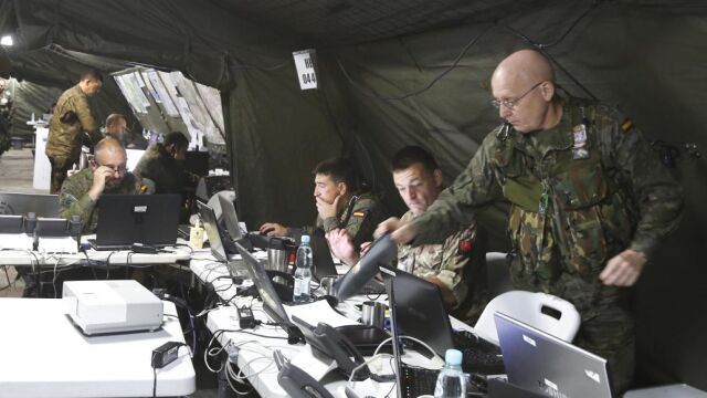 El general Luis Cebrián, jefe de la Brigada VJTF, en el puesto de mando, durante el ejercicio Valiant Falcon 16, en Polonia.